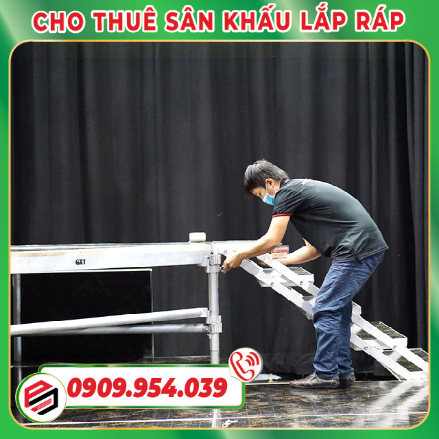 Phuong Nam Event technical staff assembles steps for the stage Phuong Nam Event technical staff assembles steps for the stage