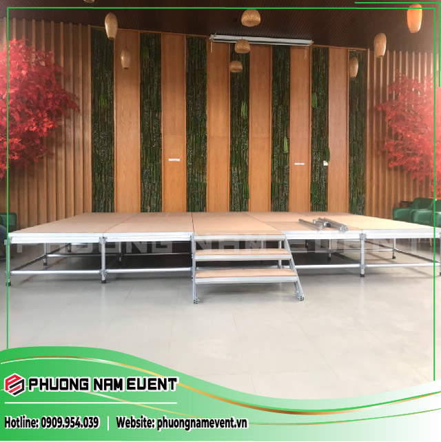 The event stage is usually covered with a yellow carpet