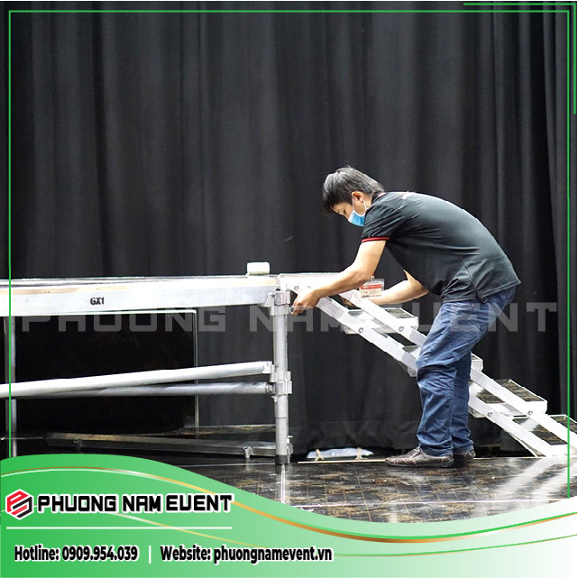Kỹ thuật viên Phương Nam Event lắp ráp sân khấu 
