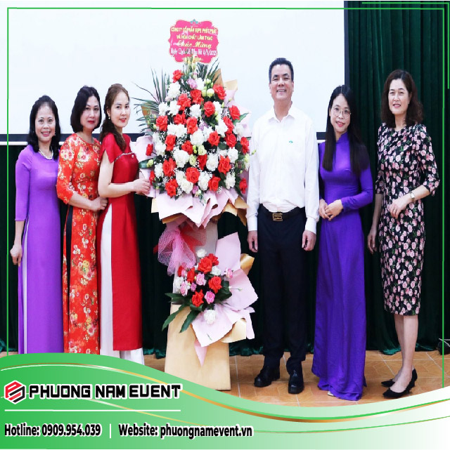 Lãnh đạo Công ty Cổ phần Supe Phốt phát và Hóa chất Lâm Thao trao hoa nhân ngày 8/3 