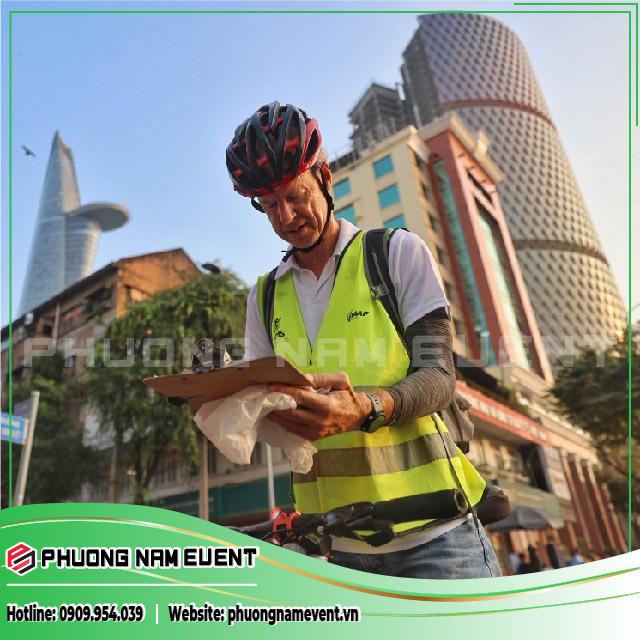 Mr. Kim Vivian - expert of the Association of International Marathons (AIMS) is measuring the distance of the Ho Chi Minh City 2024 night running race. Mr. Kim Vivian - expert of the Association of International Marathons (AIMS) is measuring the distance of the Ho Chi Minh City 2024 night running race.
