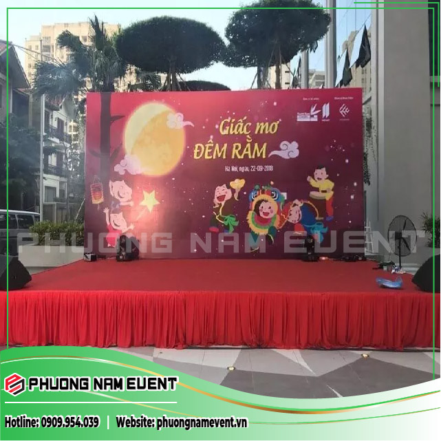 Sân khấu chữ nhật trải thảm đỏ