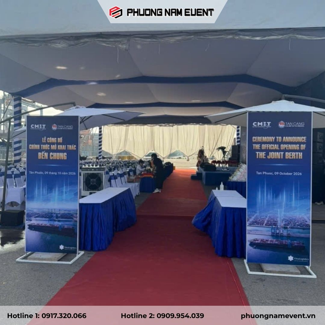 Standee tại khu vực đón khách