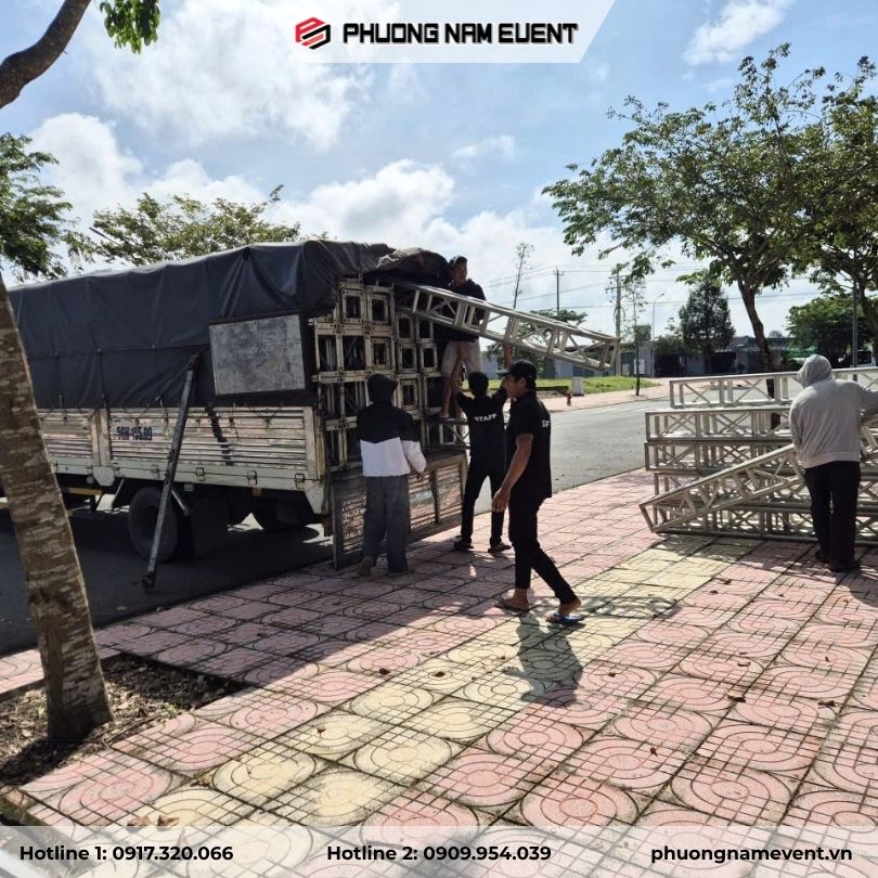 Hình ảnh đội ngũ thi công của Phương Nam Event đang vận chuyển thiết bị để thi công Hình ảnh đội ngũ thi công của Phương Nam Event đang vận chuyển thiết bị để thi công