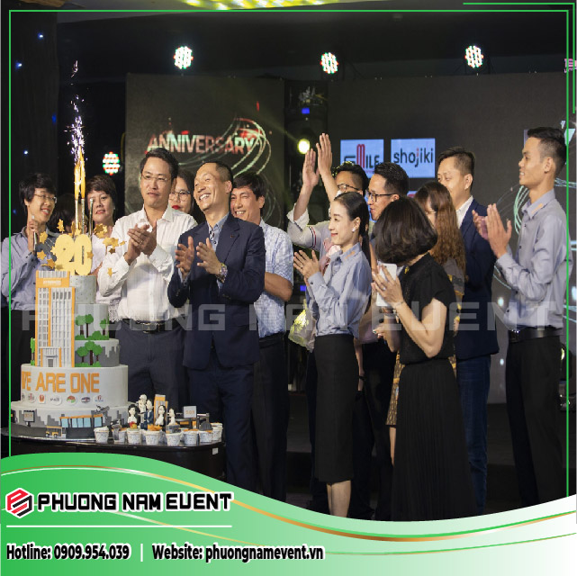 Ideas play an important role for a year-end party Ideas play an important role for a year-end party