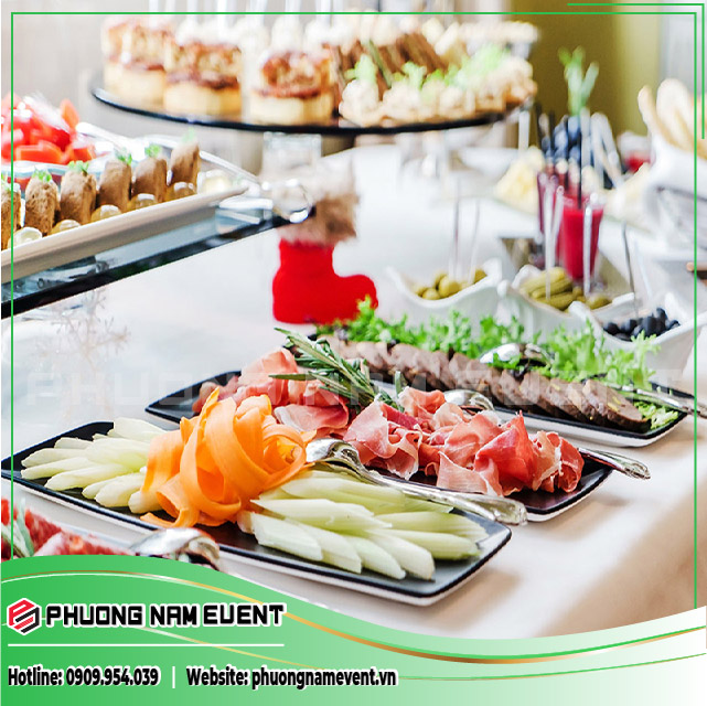 户外婚礼装饰的食物展示