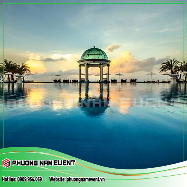 Hoàng hôn siêu lãng mạn bên bờ hồ đối diện đại dương mênh mông Hoàng hôn siêu lãng mạn bên bờ hồ đối diện đại dương mênh mông